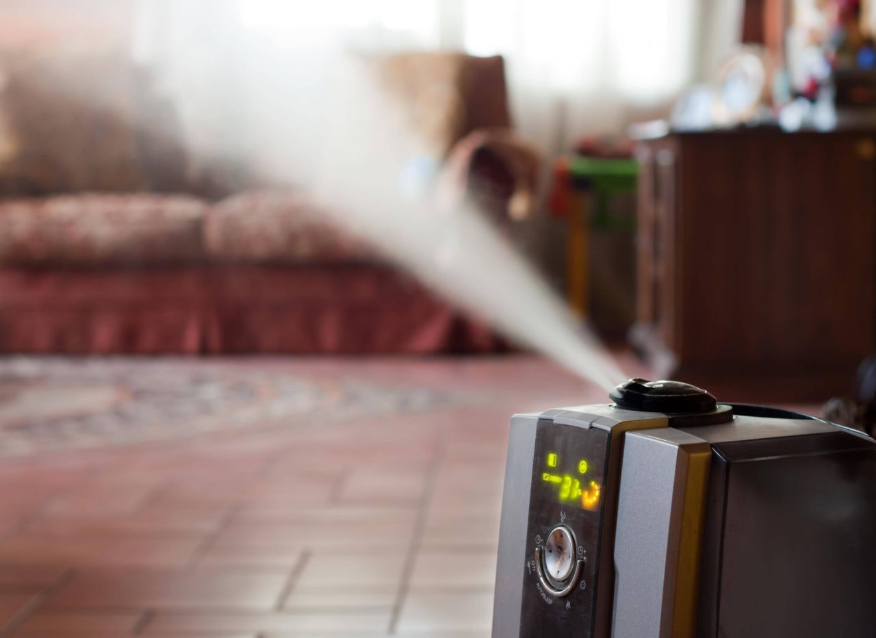 Elektrische Luftbefeuchter sind keine gute Lösung. Werden sie nicht regelmäßig gereinigt, verteilen sie auch Krankheitskeime im Raum.
