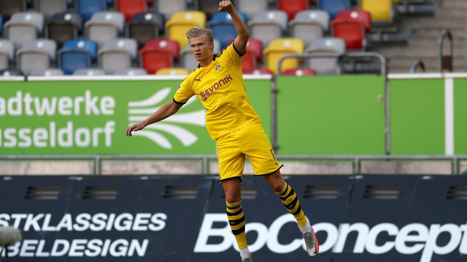 
                <strong>Erling Haaland knackt nächsten Torrekord</strong><br>
                Mit seinem 1:0-Siegtreffer in der Nachspielzeit gegen Fortuna Düsseldorf hat Borussia Dortmunds Stürmer Erling Haaland einen Bundesliga-Rekord egalisiert: Für den Norweger war es bereits der sechste Treffer als Joker in der Rückrunde. So viele Rückrundentore nach einer Einwechslung gelangen bislang nur dem ewigen Rekordjoker Nils Petersen in der Saison 2014/2015. (Quelle: Opta)
              