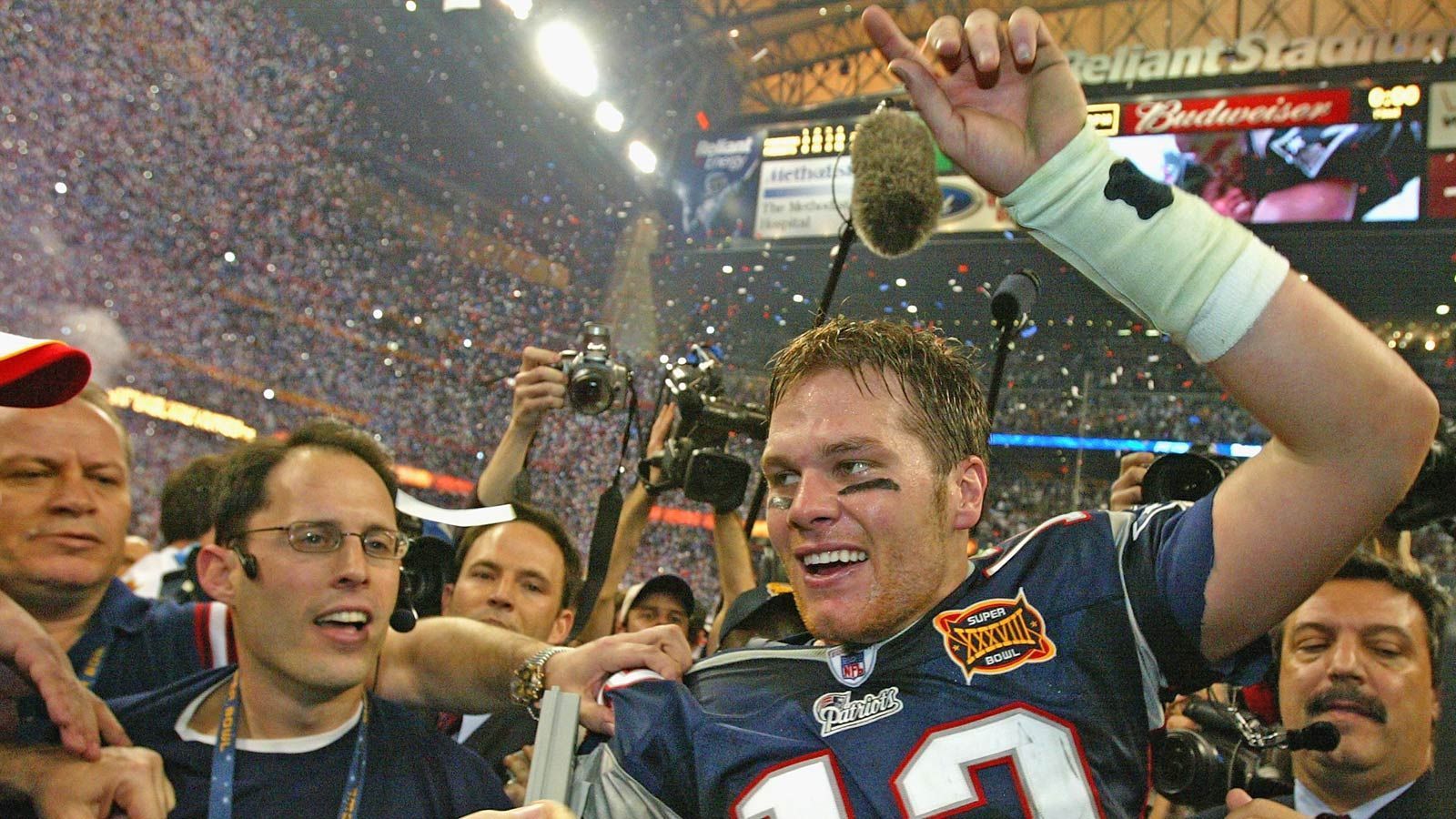 
                <strong>10. Tom Brady (r.) mit 26 Jahren und 182 Tagen - Super Bowl XXXVIII am 1. Februar 2004</strong><br>
                Zwei Jahre nach seinem ersten Triumph führte Tom Brady die New England Patriots beim 32:29-Sieg über die Carolina Panthers zum zweiten Titel in drei Jahren, eine Spielzeit später sollten es sogar drei Titel in vier Jahren sein. Brady kam in diesem Spiel auf 354 Yards und drei Touchdowns.
              