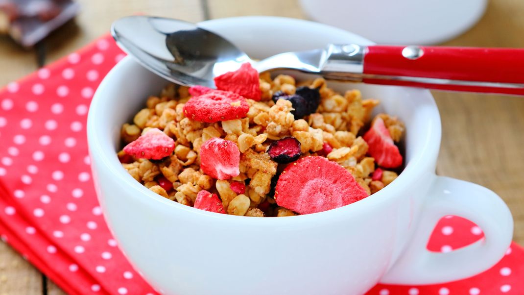 Mit getrockneten Erdbeeren kannst du dir dein Müsli nach Bleiben verfeinern.