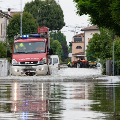 Lugo di Romagna: Die Feuerwehr im Einsatz während des Hochwassers. 