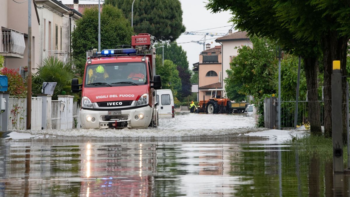 Lugo di Romagna: Die Feuerwehr im Einsatz während des Hochwassers. 