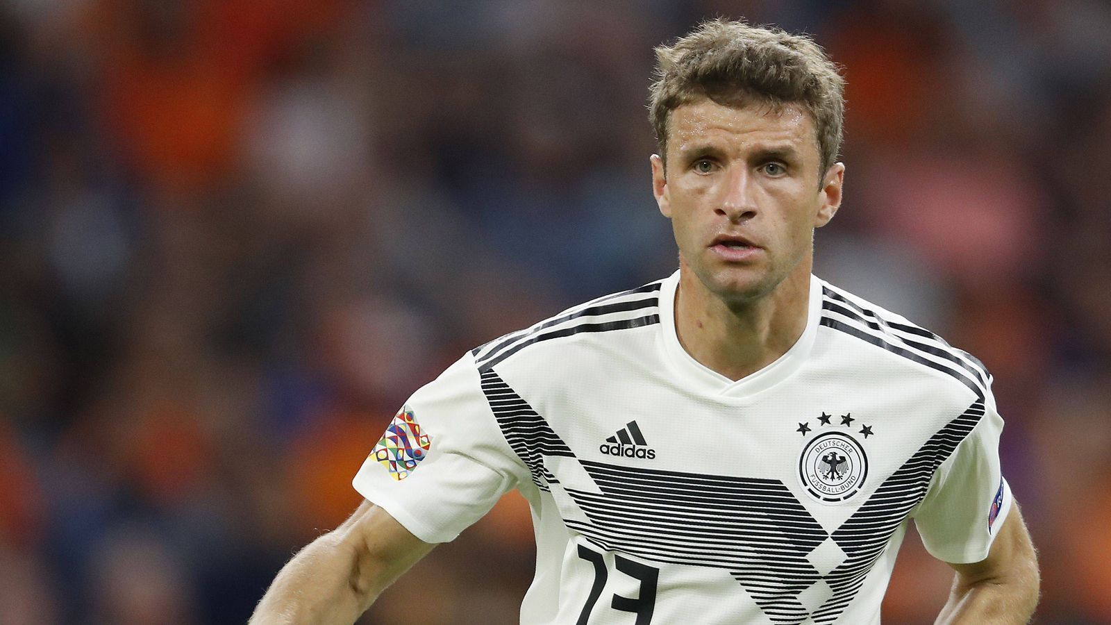 
                <strong>Thomas Müller (Deutschland)</strong><br>
                Der lange Zeit unverzichtbare Urbayer darf nur in den allerletzten Minuten für Gnabry mitmischen. Dabei verpasst er den Ball bei einer schnell ausgeführten Ecke von Kroos. ran-Note: -
              