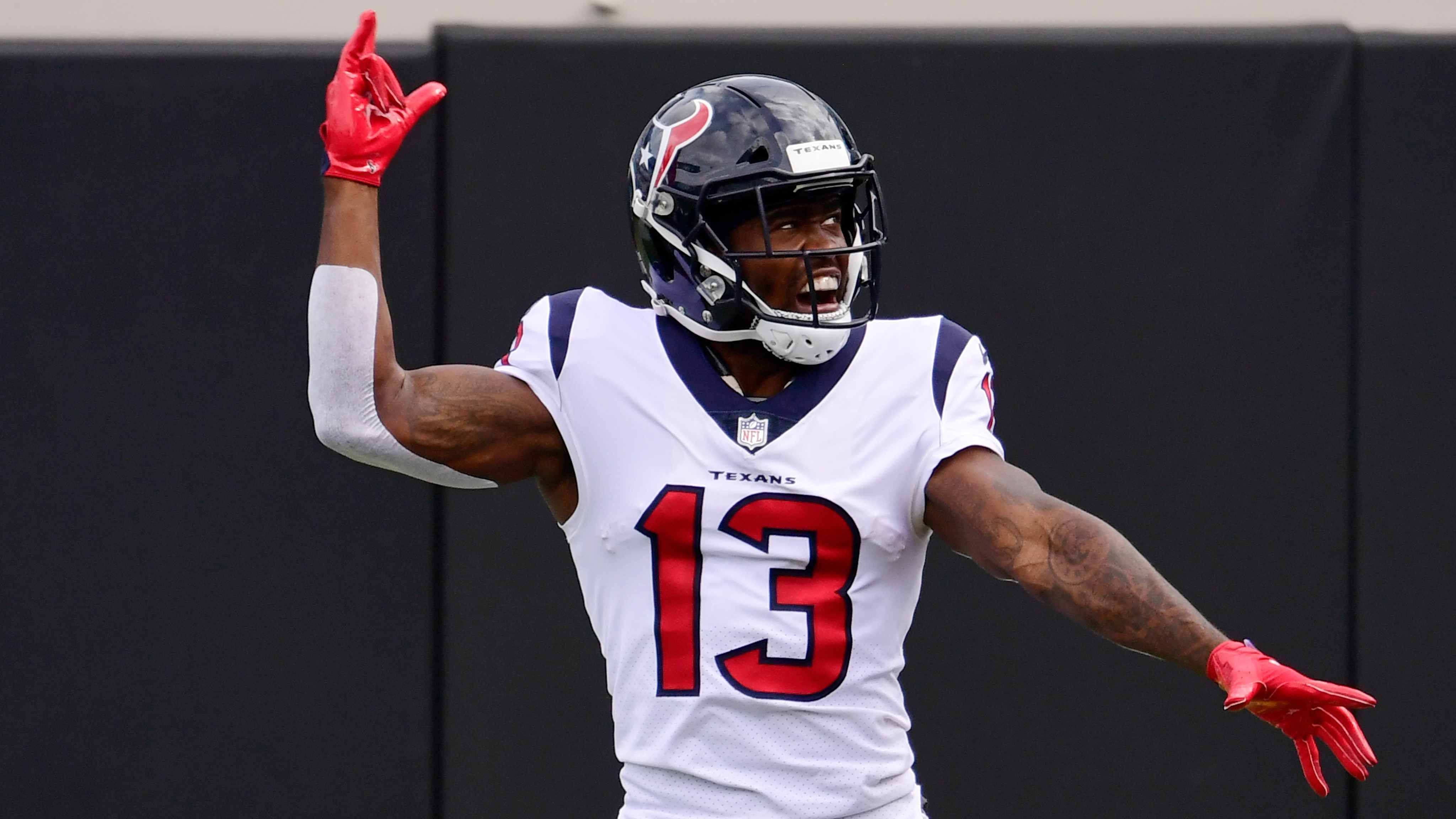 
                <strong>Wide Receiver: Brandin Cooks und dann lange nichts</strong><br>
                Nach dem Trade von Hopkins zu den Arizona Cardinals setzten die Texans bei den Receivern auf das Motto "Masse statt Klasse" und stellten Fuller mit Brandin Cooks und Randall Cobb zwei erfahrene Receiver zur Seite. Mit Kenny Stills und Keke Coutee hatte man zudem zwei Speedster für die Tiefe im Kader. Vor allem nach der Entlassung des ehemaligen Head Coaches Bill O'Brien schien dieses Konzept voll aufzugehen. Nun stehen die Texans auf der Receiver-Position vor echten Problemen. Da Fuller suspendiert und Randall Cobb aufgrund einer Verletzung am Zeh auf der Injured-Reserve-Liste steht, ist Cooks mittlerweile der einzige Wide Receiver von Format im Kader. Kenny Stills, der nun die Rolle von Fuller ausfüllen könnte, wurde von den Texans vor Woche 12 entlassen. Keke Coutee springt deshalb im Depth Chart gleich drei Positionen nach vorne und dürfte gegen die Indianapolis Colts starten. 
              