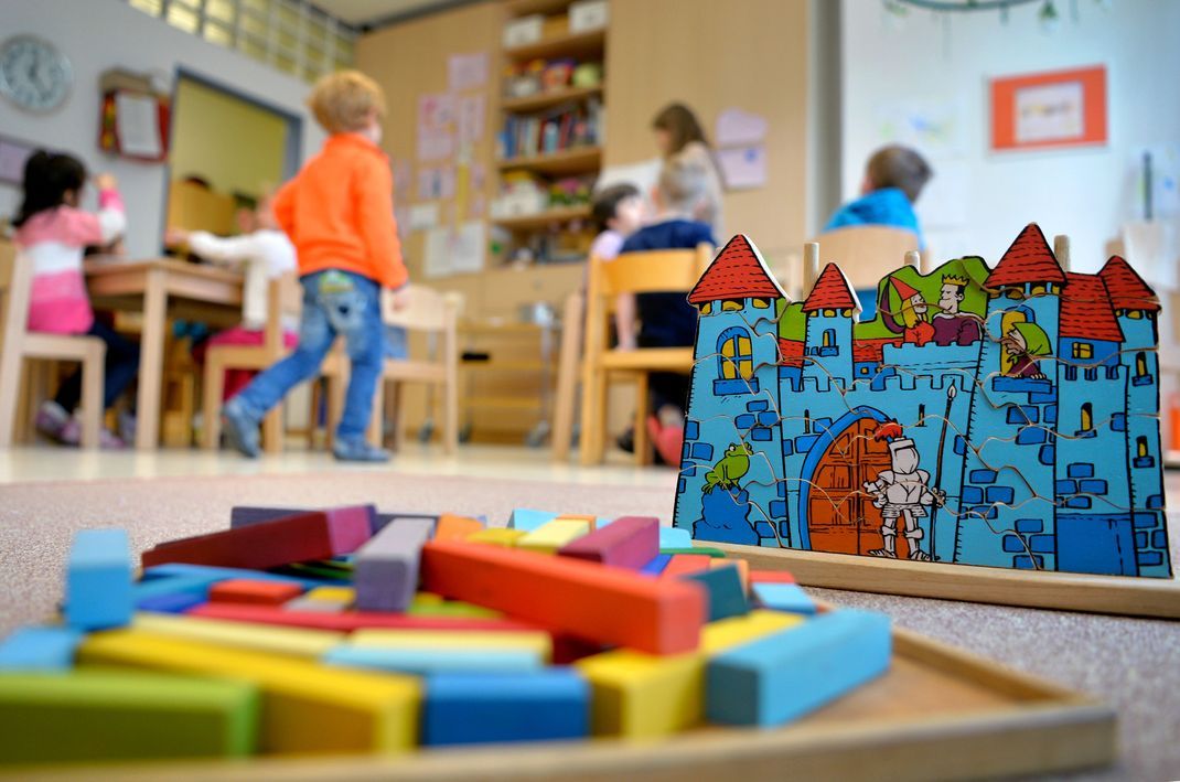 Kinder spielen in einer Kindertagesstätte.