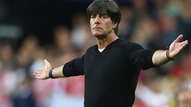 
                <strong>Deutschland: Meisten Torlosen Remis</strong><br>
                Meisten torlosen Spiele in der Vorrunde: Das Remis der deutschen Nationalmannschaft gegen Polen war das fünfte torlose Unentschieden des DFB-Teams in einem EM-Vorrundenspiel. Kein anderes Nationalteam blieb bei einer EM-Vorrunde so oft ohne eigenen Treffer und Gegentor zugleich.
              