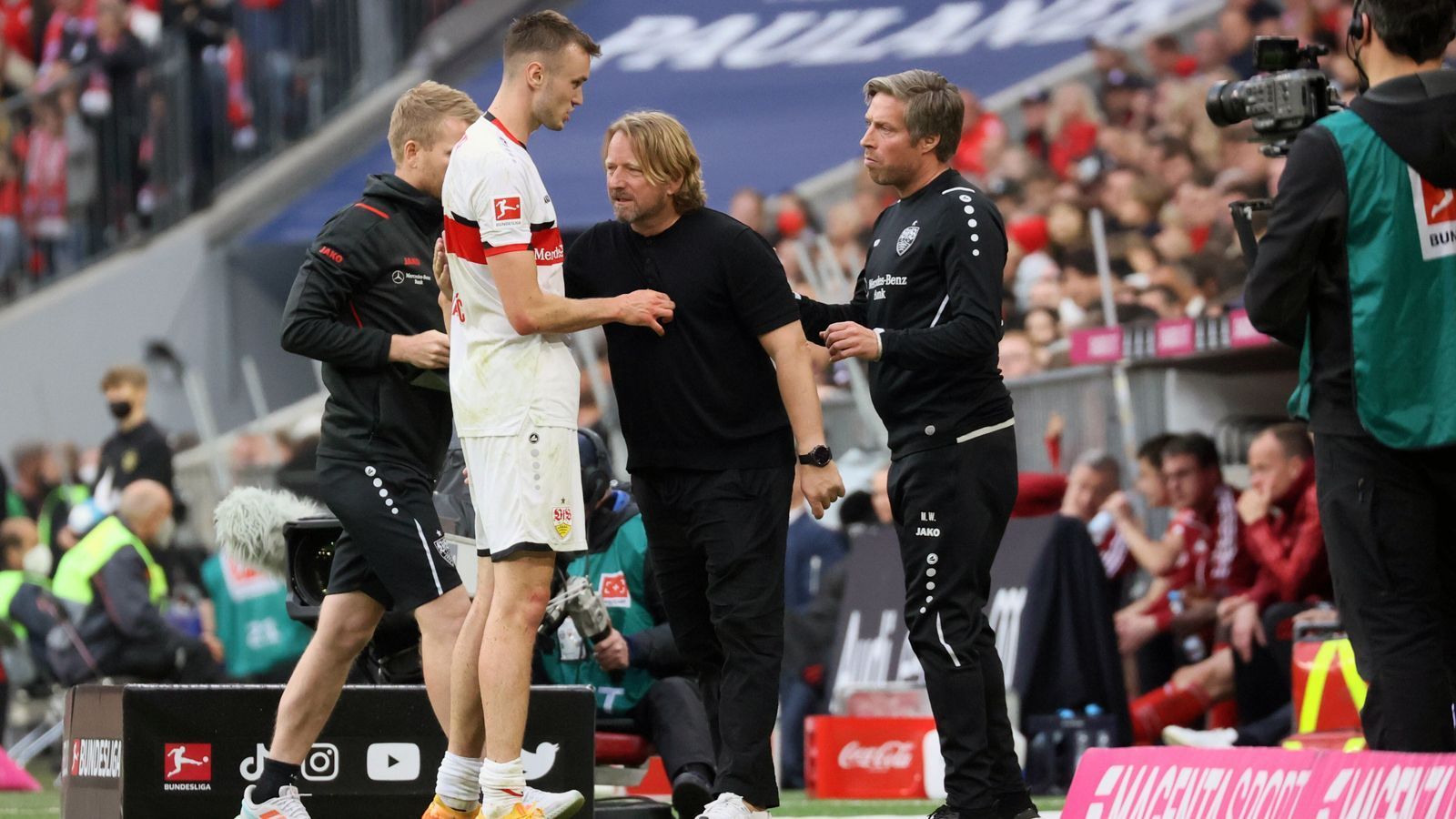 
                <strong>VfB Stuttgart</strong><br>
                Es dauerte bis zur 92. Minute des 34. Spieltages, ehe die Stuttgarter durch den 2:1-Siegestreffer gegen Köln Gewissheit über die Ligazugehörigkeit hatten. Noch immer laufen die Planungen der Schwaben für ein weiteres Bundesliga-Jahr auf Hochtouren.&#x2022; Zugänge: Josha Vagnoman (Hamburger SV), Juan Jose Perea (PAS Giannina), Konstantinos Mavropanos (nach Leihe, FC Arsenal), Luca Pfeiffer (FC Midtjylland), Hiroki Ito (nach Leihe, Jubilo Iwata)<br>&#x2022; Abgänge: Erik Thommy (Kansas City), Daniel Didavi (Vertragsende), Philipp Förster (VfL Bochum), Orel Mangala (Nottingham Forest), Pablo Maffeo (RCD Mallorca), Ömer Beyaz (Leihe, 1. FC Magdeburg), Mohamed Sankoh (Leihe, Vitesse Arnheim), Robert Massimo (Leihe, Academico Viseu)<br>Baustellen: Eigentlich waren die Abgänge von Sasa Kalajdzic und Borna Sosa bei den Schwaben fest eingeplant – doch zum Saisonstart trugen beide noch das VfB-Trikot. Ob die Schwaben auf dem Transfermarkt noch etwas Größeres unternehmen, hängt wohl am Verbleib oder Abgang von Kalajdzic und Sosa.
              