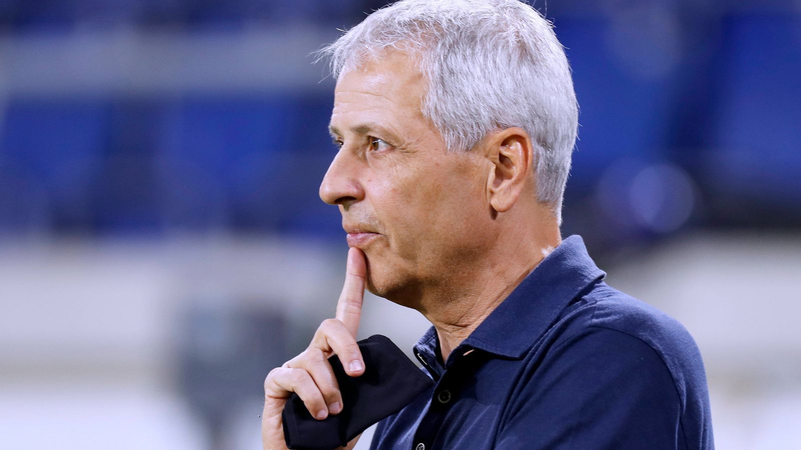 
                <strong>Borussia Dortmund</strong><br>
                Mal wieder ist Lucien Favre ein Brennpunkt beim BVB. Der Schweizer stand schon immer - mal mehr, mal weniger - in der Kritik, teilweise auch recht abstrus wegen fehlenden Emotionen. Besser dürfte es nur werden, wenn sich Erfolg einstellt. Denn Favre ist vorerst eine "lame duck" - sein Vertrag läuft nach der Saison aus. Gespräche sind angeblich frühestens in der Winterpause geplant.
              