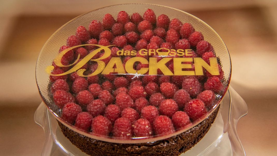 Schoko-Mandel-Kuchen mit Schokoladenguss, frischen Himbeeren und Isomalt-Dekor