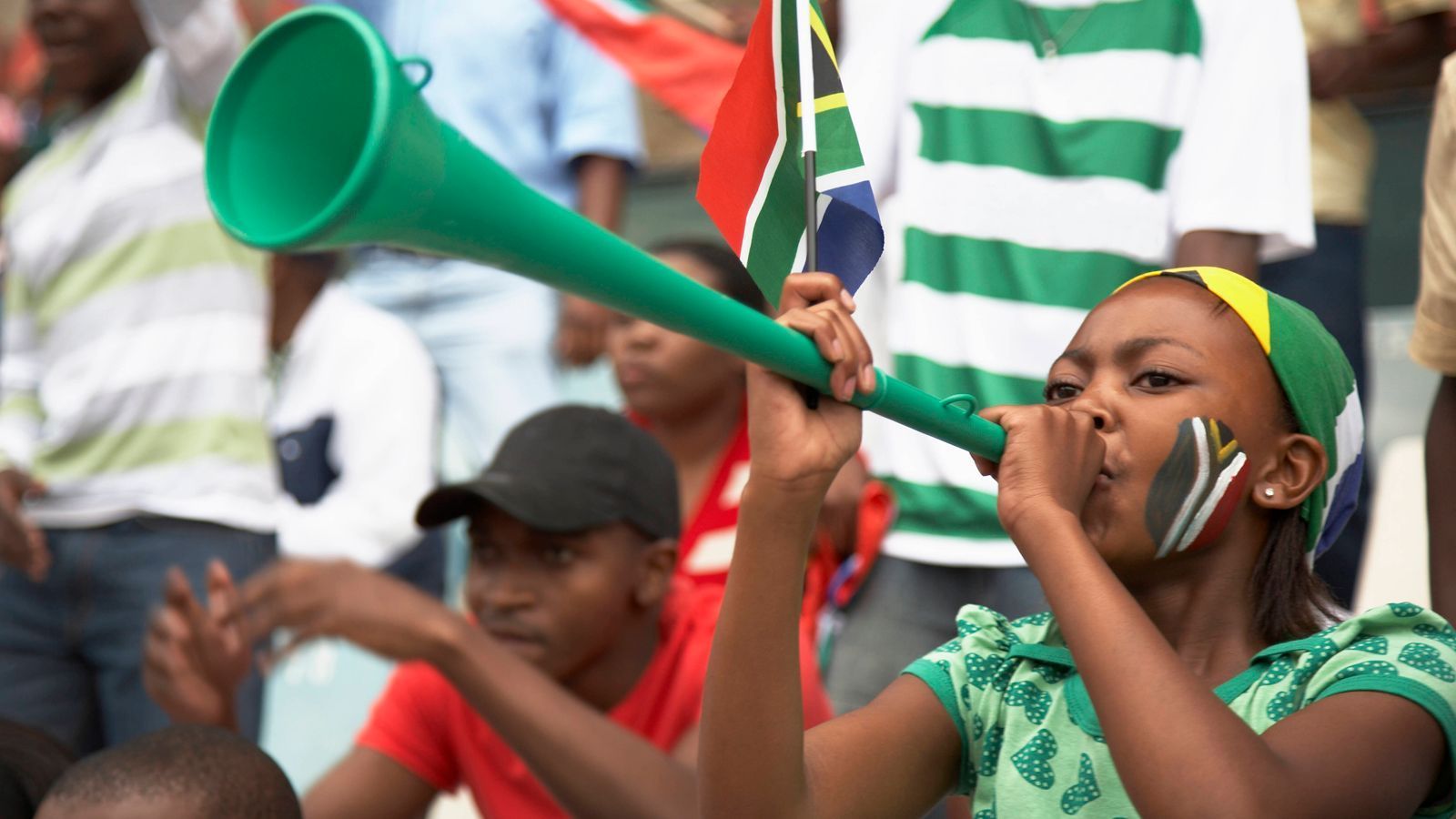 
                <strong>Vuvuzela</strong><br>
                Eine Vuvuzela (wer kennt sie noch?) brauchen die Galatasaray-Fans für die Atmosphäre in ihrem Stadion nicht. Die Tröte, die durch die WM 2010 in Südafrika zweifelhafte Berühmtheit erlangte, kommt je nach Abstand auf gut 120 Dezibel.
              