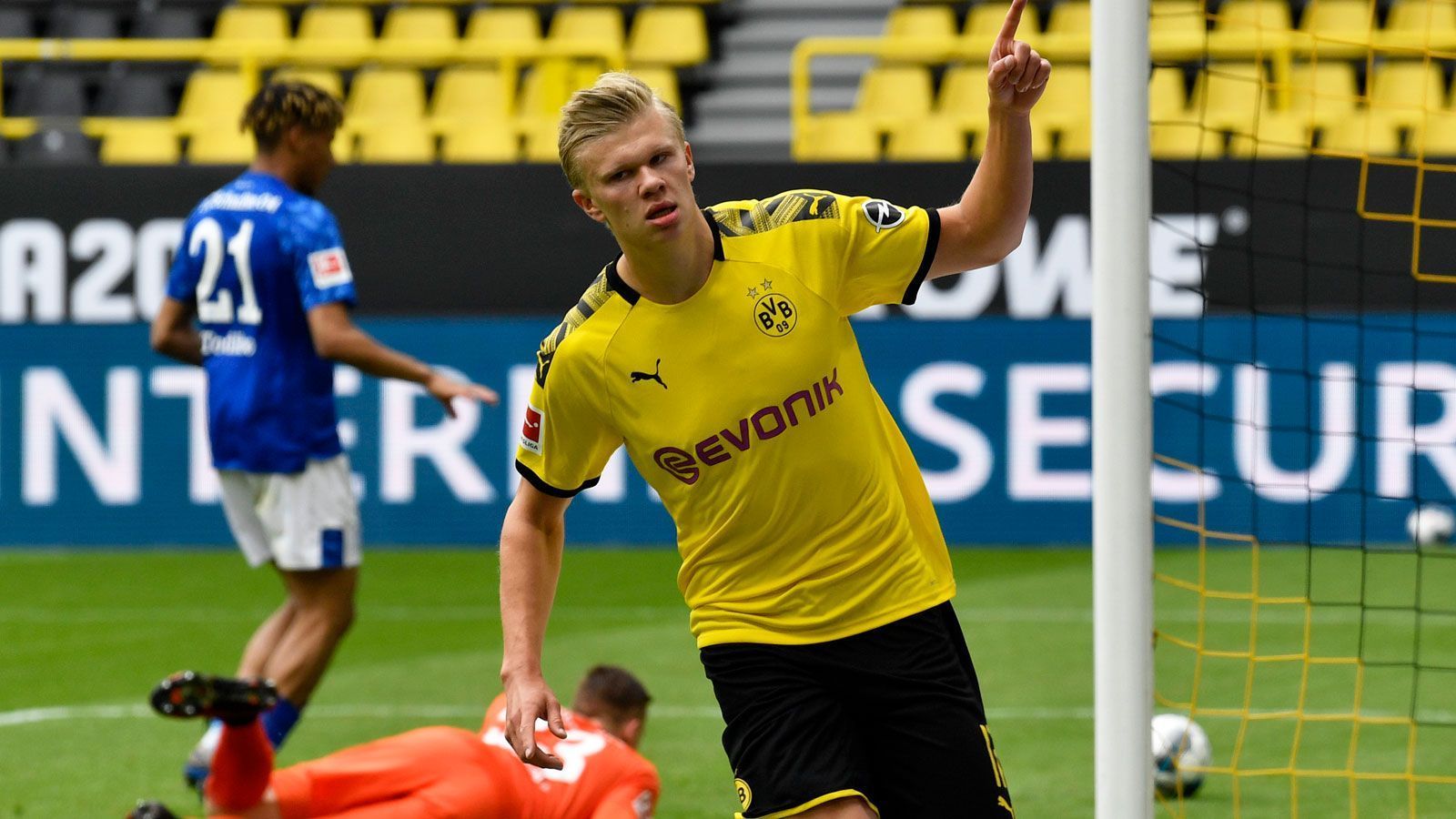 
                <strong>Das Geister-Derby</strong><br>
                Das letzte Derby war ein Besonderes: Wegen der Corona-Pandemie muss das Spiel ohne Zuschauer stattfinden - Geisterspiel. Die Verantwortlichen sind sich einig: Ein Derby ohne Fans macht keinen Spaß. Die BVB-Profis jubeln nach dem einseitigen Spiel dennoch vor der leeren Südtribüne. Am Ende steht ein souveränes 4:0. Der mutlose und blutleere Auftritt steht symbolisch für die gesamte Form der "Königsblauen".
              