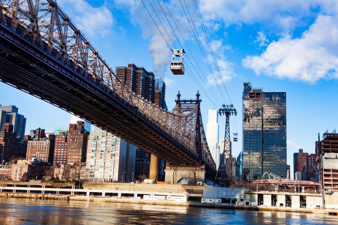 New York: Die Roosevelt Island Tramway verbindet seit 1976 Manhattan mit Roosevelt Island. Allerdings wurde die gesamte Bahn 2010 runderneuert. Sie misst 945 Meter und wird hauptsächlich von Touristen genutzt, da mittlerweile auch eine U-Bahn auf das Inselchen führt.