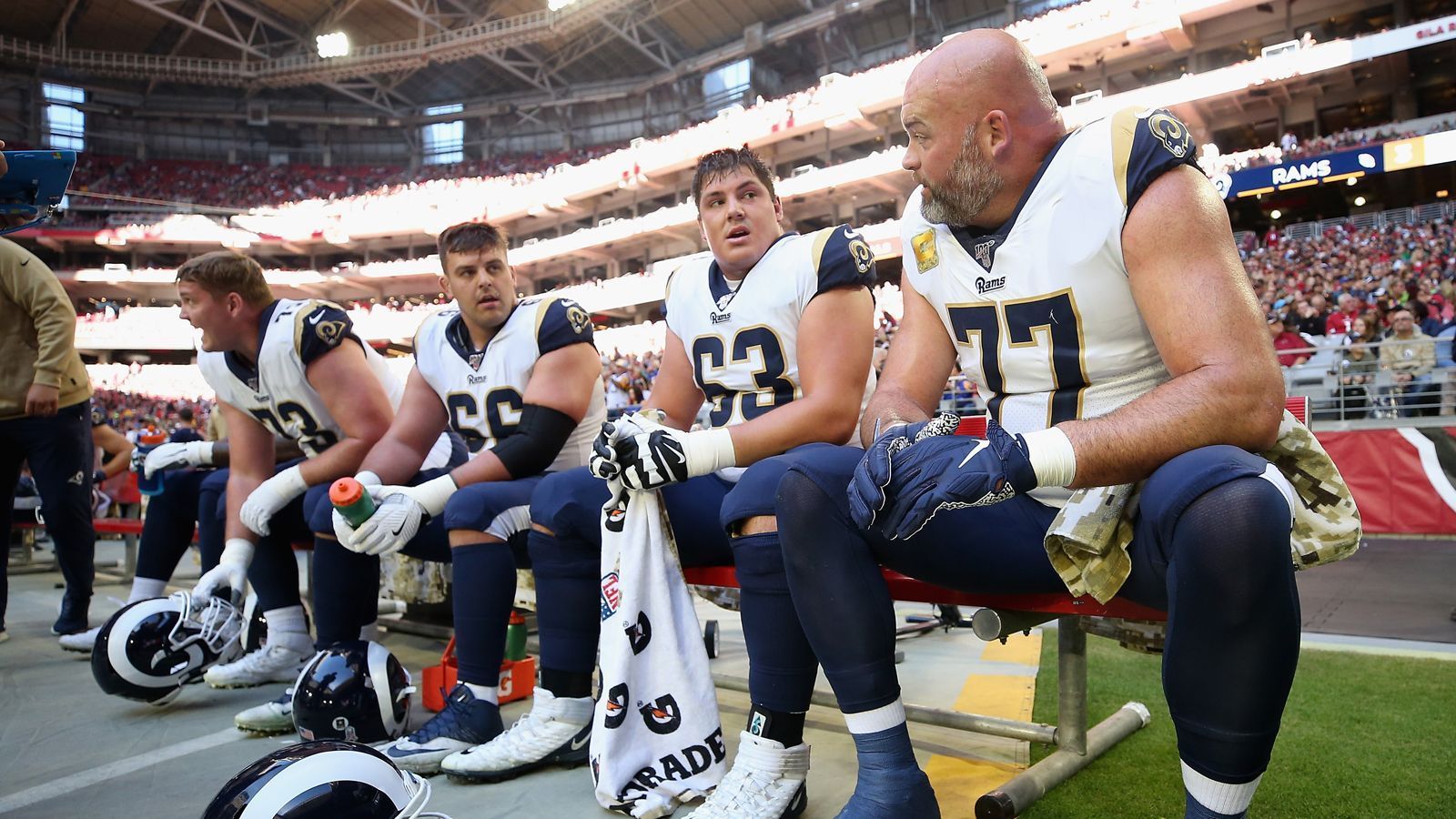 
                <strong>2019: Los Angeles Rams</strong><br>
                Den Los Angeles Rams war zu Saisonbeginn kein Super-Bowl-Hangover anzumerken. Den drei Siegen folgten dann aber drei Niederlagen. Auffällig war dabei, dass die Offense von Head Coach Sean McVay nicht mehr so stark war wie 2018. Das lag an der wackeligen Offensive Line und an einem lahmenden Laufspiel, das die Explosivität von Todd Gurley vermisste. Zwar gelang mit 9:7 eine positive Bilanz, aber in den Playoffs waren sie dennoch nur Zuschauer.
              