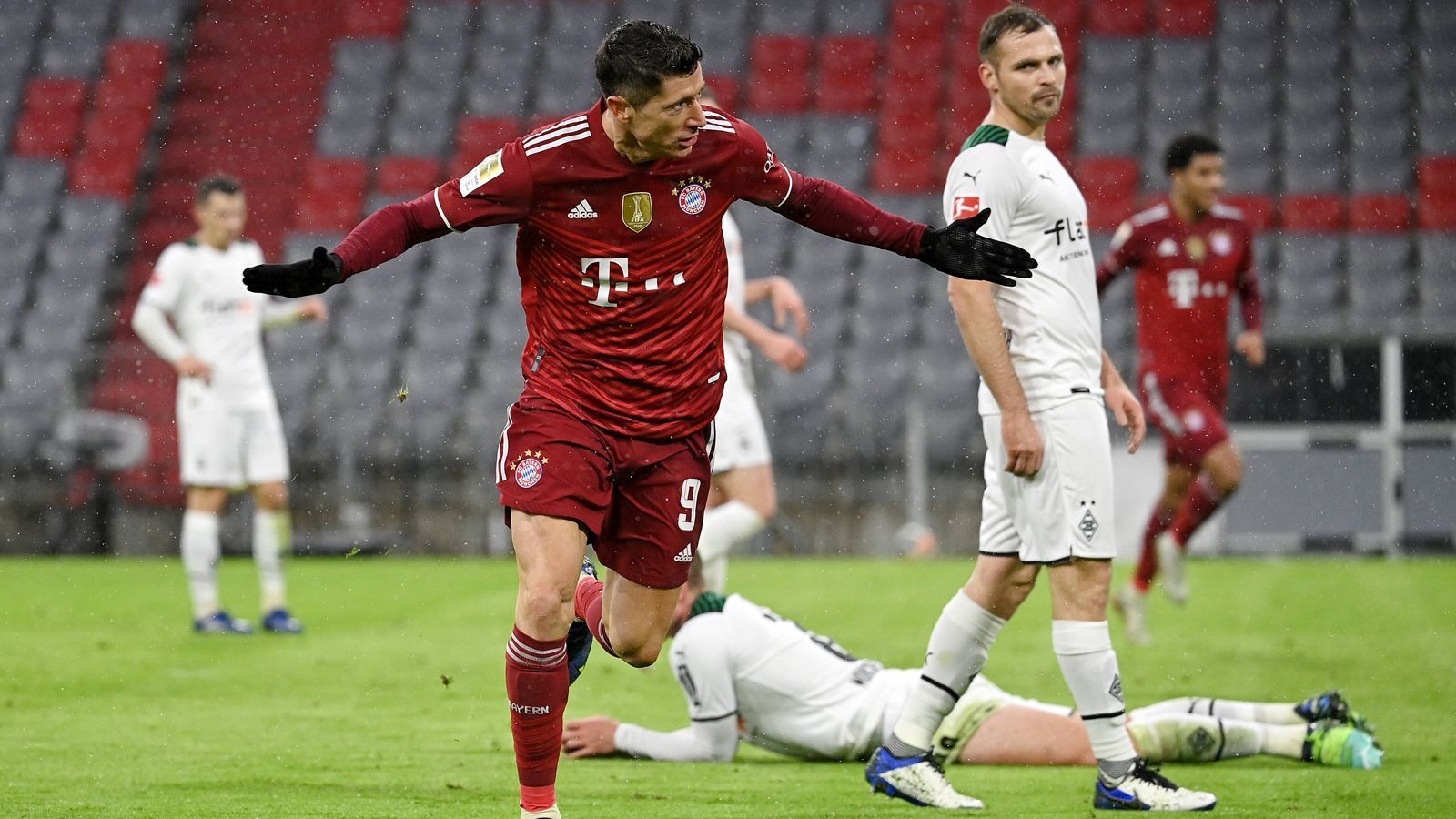 
                <strong>Robert Lewandowski</strong><br>
                Lässt sich gerade in der Anfangsphase immer wieder im Aufbau tief ins Mittelfeld fallen und leitet immer wieder Angriffe mit ein. Vergibt frei vor Sommer eine Großchance nach Geschenk der Gladbacher Abwehr, als er den Heber zur Führung nicht nimmt und sich den Ball erst zurechtlegt (13.). Legt den Ball dann kurz darauf stark an Elvedi vorbei und vollstreckt fulminant aus gut zehn Metern zum 1:0 (18.). Kurz vor der Pause lässt er erneut Elvedi an der Grundlinie schulbuchmäßig aussteigen und scheitert aus spitzem Winkel per Schlenzer am langen Pfosten (45.+2). Scheitert per Lupfer an die Latte erneut am Aluminium, trifft den Ball dabei nicht richtig (62.). ran-Note: 2 
              