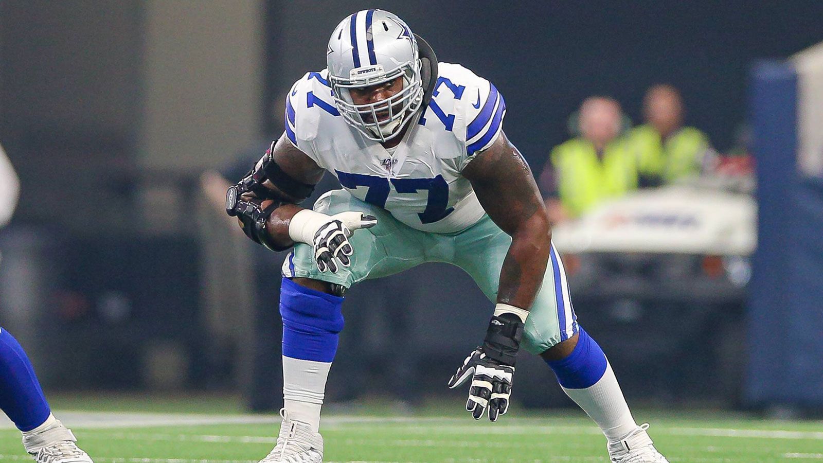 
                <strong>Tyron Smith (Dallas Cowboys)</strong><br>
                Der siebenmalige Pro Bowler Tyron Smith wurde in der Offensive Line der Dallas Cowboys schmerzlich vermisst. Insgesamt ließen die Cowboys 44 Sacks zu, nur sechs Teams waren 2020 schlechter. Smiths Rückkehr könnte Abhilfe schaffen. 
              