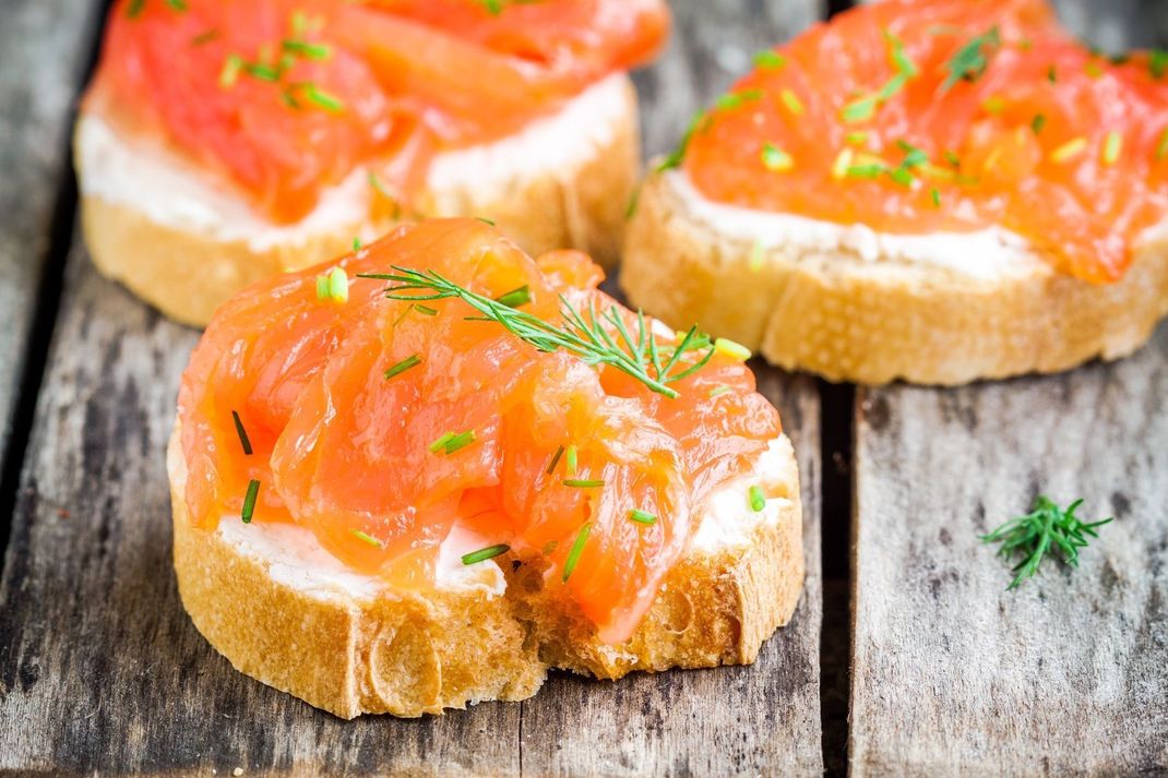 Leckere Lachs-Canapés passen zu jedem Anlass – auch zu Silvester.