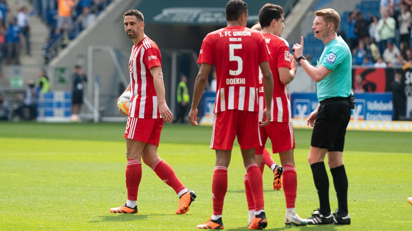 
                <strong>Verlierer: Union Berlin</strong><br>
                Union Berlin hat den Matchball zur Champions League liegen gelassen. Beim 2:4 in Sinsheim gaben die Hauptstädter keine gute Figur ab und müssen ihren vierten Tabellenplatz nun am 34. Spieltag im Heimspiel gegen Werder Bremen vor dem SC Freiburg absichern, der bei Eintracht Frankfurt gastiert. 
              