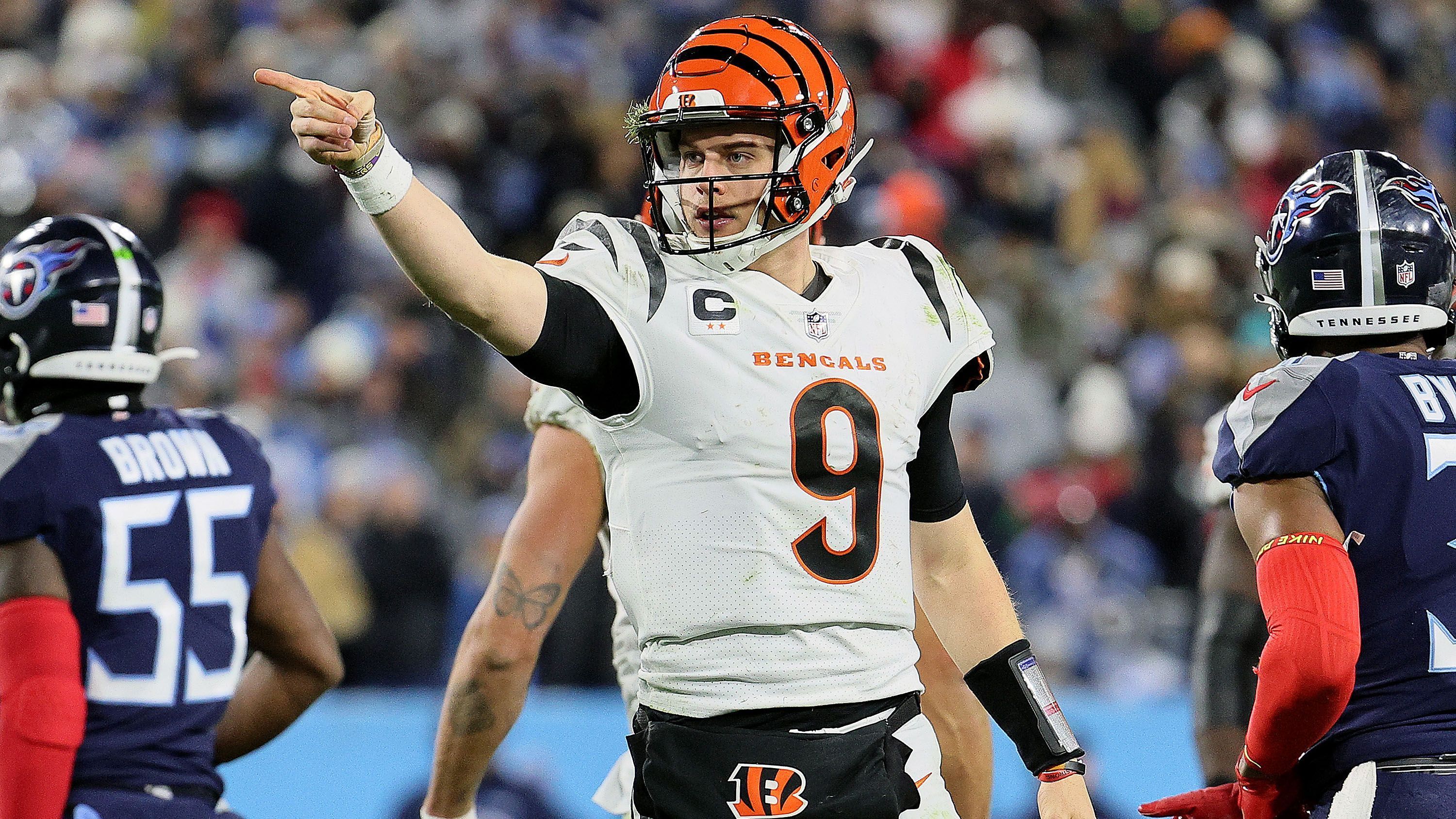 
                <strong>Joe Burrow (Cincinnati Bengals)</strong><br>
                Apropos, verdient – auch Joe Burrow dürfte in den kommenden Monaten ein lukratives Angebot von den Bengals erhalten. Der First-Overall-Pick von 2020 führte Cincinnati in der abgelaufenen Saison sensationell in den Super Bowl und heimste nebenbei noch die Auszeichnung für den "Comeback Player of the Year" ein. Gemeinsam mit Receiver und Kumpel Ja'Marr Chase belebte "Joe Brrr" die Franchise wieder und dürfte sich in den kommenden Jahren in der absoluten NFL-Quarterback-Spitze etablieren.
              