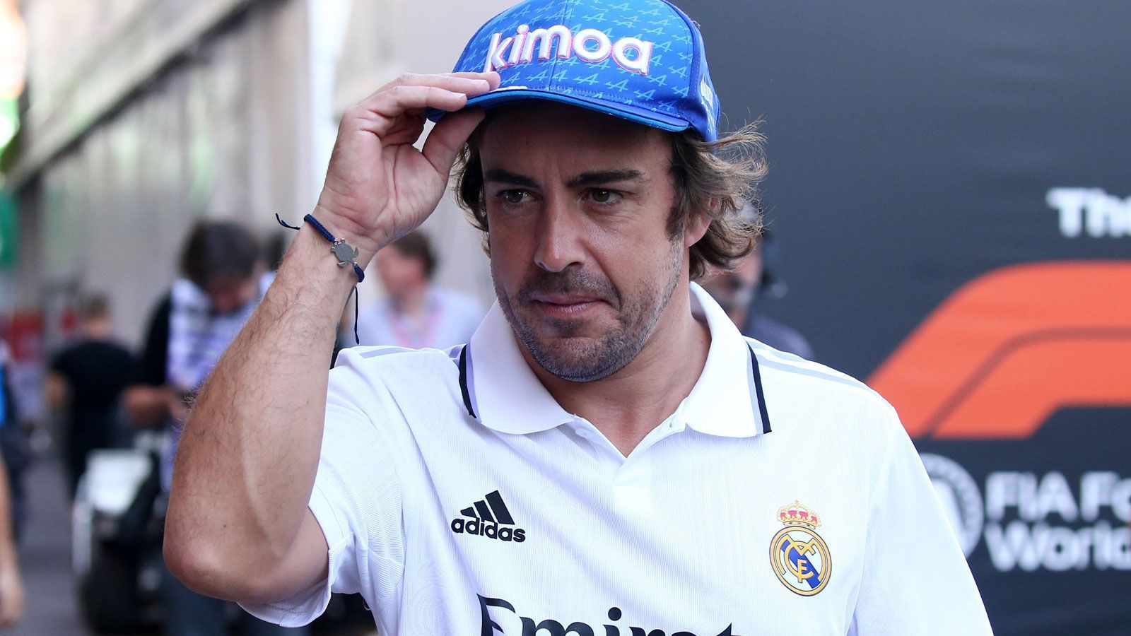 
                <strong>Gewinner: Fernando Alonso (Alpine)</strong><br>
                Fernando Alonso kommt am Sonntag schon mit dem Hochgefühl des Champions-League-Triumphs seines Lieblingsvereins Real Madrid an die Rennstrecke und liefert dann eine weitere blitzsaubere Leistung ab. Auch wenn er teilweise das komplette Mittel- und Hinterfeld hinter sich herzuziehen scheint, sichert sich der zweimalige Weltmeister souverän den siebten Platz - seine beste Saisonplatzierung. Den Grundstein legt der Asturier bereits im Qualifying, das er ebenfalls auf Rang sieben beendet. So bringt sich der 40-Jährige für einen neuen Vertrag in Stellung.
              