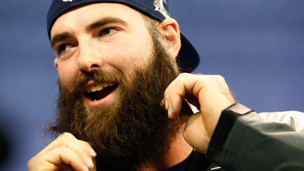 
                <strong>Max Unger (New Orleans Saints)</strong><br>
                Max Unger (New Orleans Saints): Der Center aus Hawaii legt viel Wert auf seinen langen Bart - und könnte damit wohl in einer bestimmten Jahreszeit viele Kinder glücklich machen. Würde er sich den Bart weiß färben, könnte er auch als Aushilfs-Weihnachtsmann durch die Straßen von New Orleans laufen.
              