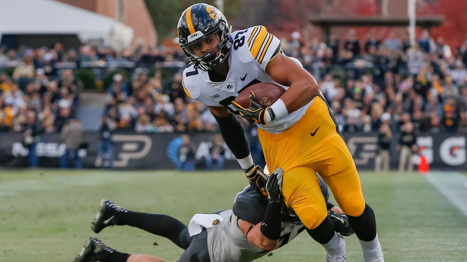 
                <strong>Noah Fant (Tight End, Iowa)</strong><br>
                Führte die Riege der Tight Ends in zahlreichen Drills an. Besonders bemerkenswert seine Zeiten beim 40-Yard Dash mit 4,50 Sekunden und 3-Cone-Drill mit 6,81 Sekunden. Äußerst agil und wendig, mutete vom Bewegungsablauf her wie ein Wideout an. Die Denver Broncos signalisierten als Reaktion auf Fants grandiose Leistungen direkt ihr Interesse und bezeichneten den 21-Jährigen als Tight End, der ein Spiel im Alleingang entscheiden könne.
              