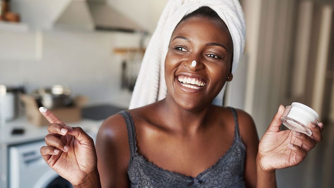 Als Basis für jedes Make-up empfehlen wir und die Make-up Artists der Stars eine feuchtigkeitsspendende Creme – achtet dabei, dass diese passend für euren Hauttyp ist!