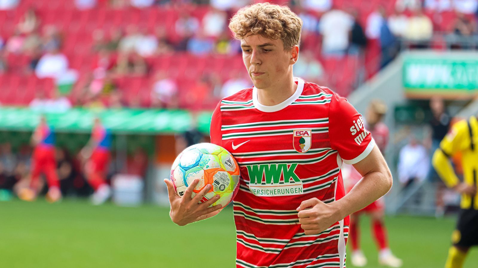 
                <strong>Arne Engels (Belgien/FC Augsburg)</strong><br>
                Anfang 2023 holte der FC Augsburg das belgische Mittelfeldtalent Arne Engels für kolportierte 100.000 Euro Ablöse vom FC Brügge in die Fuggerstadt und landete damit ein absolutes Schnäppchen. Der 19-Jährige entpuppte sich schon im Frühjahr darauf als Verstärkung für den FCA im letztlich erfolgreichen Kampf um den Klassenerhalt. Engels kam bislang zu 18 Bundesliga-Einsätzen für die Augsburger und steuerte dabei vier Vorlagen bei. Durch diese rasante Entwicklung konnte sich Engels auch einen Platz im U21-EM-Kader sichern, nachdem er erst im März 2023 dort debütiert hatte.
              