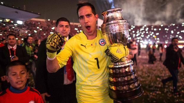 
                <strong>Claudio Bravo (Chile)</strong><br>
                Claudio Bravo steht in der "Elf der Copa America" im Kasten. Der Chilene, der seinen vierten Titel (Meisterschaft, Champions League, Pokal mit Barca und mit Chile die Copa) innerhalb wenigen Wochen gewinnt, erweist sich als gewohnt zuverlässig.
              