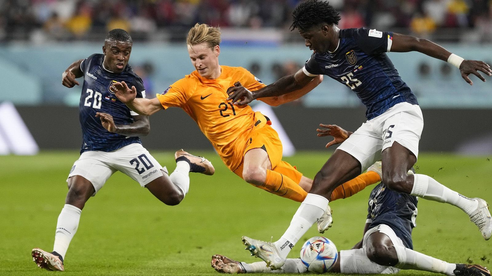 
                <strong>Wenig Räume</strong><br>
                Bietet man Oranje nur wenig Platz, werden Schlüsselspieler gedoppelt und wird aggressiv-intensiv gepresst, findet die Kreativ-Abteilung um Frenkie de Jong oder Gakpo nur mit Mühe spielerische Lösungen. Dann fehlt offenbar doch die letzte Qualität, um die Lücken zu sehen, zu bespielen und einen solchen Gegner letztendlich zu dominieren. "Das war nicht genug, wir haben den Ball viel zu oft hergegeben. Unseren Ballbesitz haben wir nicht gut genutzt, Ecuador war physischer und schneller", sagte van Gaal.
              