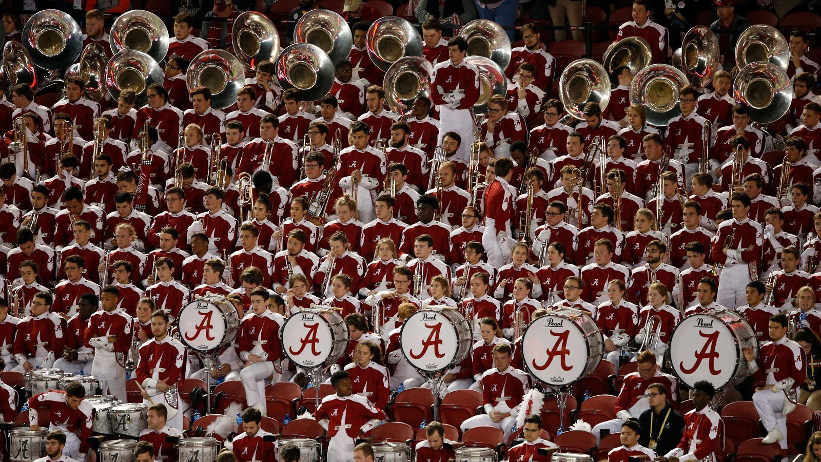 
                <strong>Auf musikalische Untermalung darf gehofft werden</strong><br>
                Gerade die Marching Bands sind ein wichtiger Bestandteil eines jeden College-Football-Spiels. Die Musiker untermalen die Partie mit ihren Instrumenten und treiben so Mannschaft und Fans zu Höchstleistungen an. Zum jetzigen Zeitpunkt (4. September) gibt es noch keine allgemein gültige Regelung für den Einsatz der Marching Bands, sodass zumindest hinsichtlich der musikalischen Untermalung der Partien noch Hoffnung besteht.
              