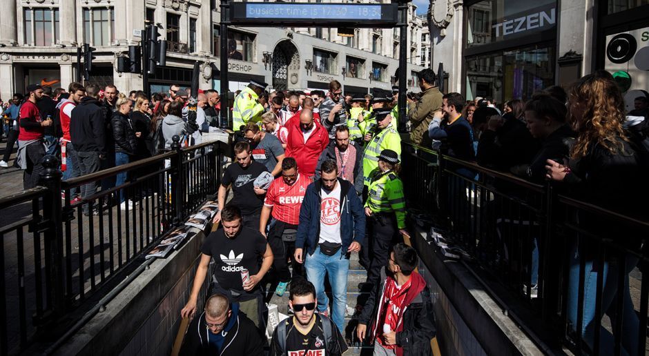 
                <strong>Ausschreitungen in London</strong><br>
                Dabei war über den Tag die Stimmung noch ausgelassen. Die Fans feierten zunächst friedlich.
              