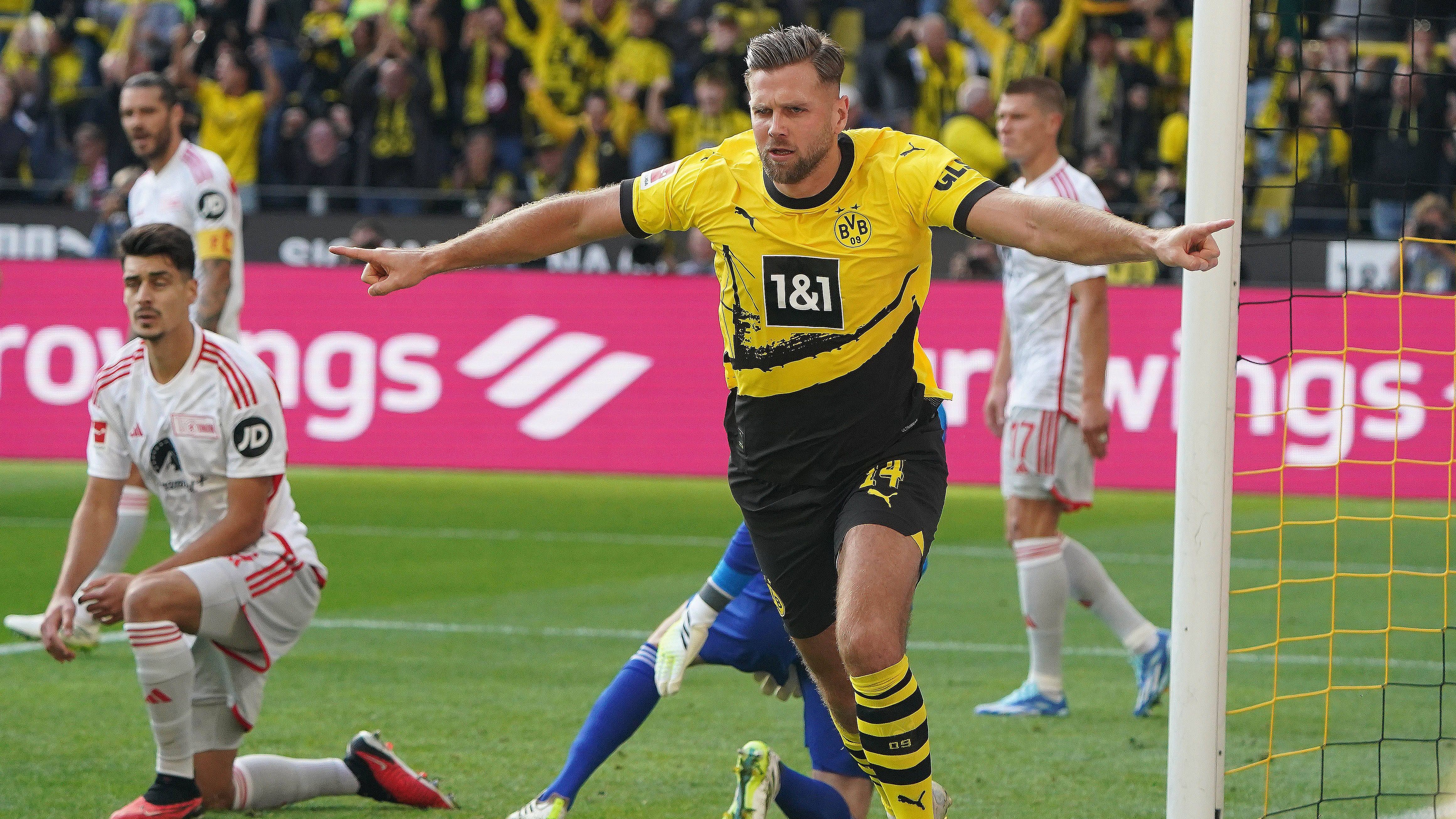 <strong>Niclas Füllkrug</strong><br>Bringt den BVB früh nach Ecke in Führung und hat kurz darauf Pech, als er nach einer Union-Ecke unhaltbar ins eigene Tor abfälscht. Reibt sich in vielen Zweikämpfen auf. Steht bei seinem vermeintlichen zweiten Tor hauchzart im Abseits, danach nicht mehr ganz so auffällig, aber dennoch gut ins Offensivspiel eingebunden. <strong>ran-Note: 2</strong>