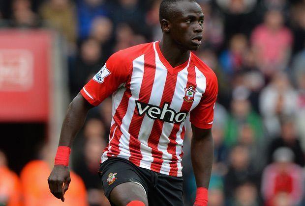 
                <strong>Rechtes Mittelfeld: Sadio Mané (FC Southampton)</strong><br>
                Stolze 15 Millionen Euro Ablöse überwies der FC Southampton im vergangenen Sommer für Sadio Mane nach Salzburg. Und der Senegalese zeigt bislang, dass er sein Geld wert ist: 22 Spiele, sechs Tore, drei Vorlagen - so die stolze Bilanz.
              