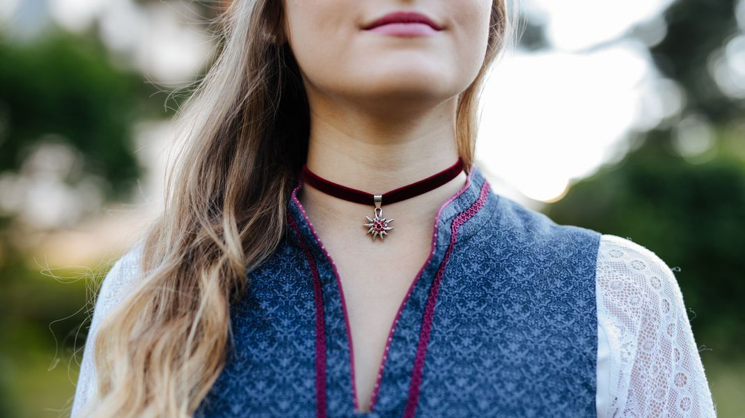 Ein Choker kommt auch bei einem hochgeschlossenen Dirndl-Ausschnitt gut zur Geltung.