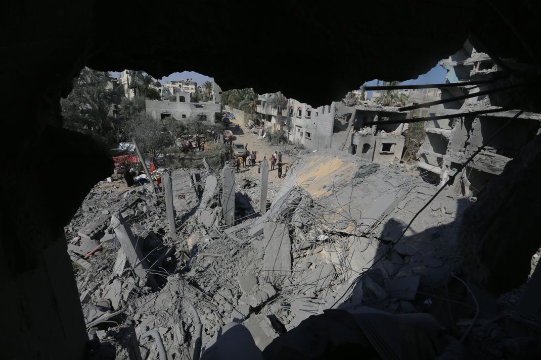 Palästinensische Gebiete, Deir el-Balah: Ein Blick durch ein zerstörtes Gebäude nach einem israelischem Bombardement. (Archivbild)