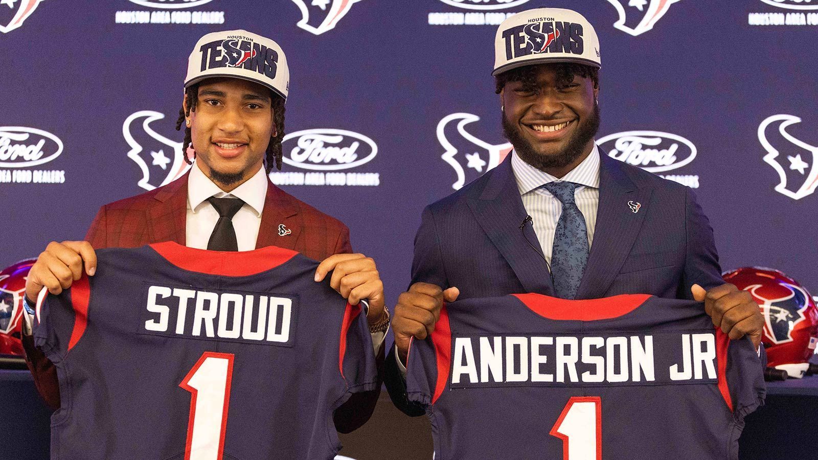 
                <strong>Houston mit seltenem Kunststück</strong><br>
                Durch den Trade der Houston Texans mit den Arizona Cardinals am ersten Tag des Drafts durften die Texans gleich zweimal innerhalb der ersten drei Picks zuschlagen. Seit dem Zusammenschluss von AFL und NFL 1967 sind sie damit erst das dritte Team, das zwei der ersten drei Auswahlrechte auf sich vereinen konnte. Zuvor war dies nur 1992 den Indianapolis Colts (Nummer eins: Steve Emtman; Nummer zwei: Quentin Coryatt) und 2000 den damaligen Washington Redskins (Nummer zwei: LaVar Arrington; Nummer drei: Chris Samuels) gelungen. Houston wählte mit seinen Picks Quarterback C. J. Stroud (Nummer zwei) und Edge Rusher Will Anderson Jr. (Nummer drei).
              