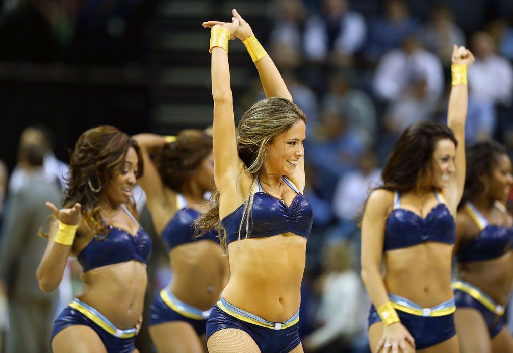 
                <strong>Heiße Einblicke - die Cheerleader der NBA</strong><br>
                Bärenstark dieser Auftritt der Tänzerinnen der Memphis Grizzlies. Wer will da nicht mal zu einem NBA-Spiel
              