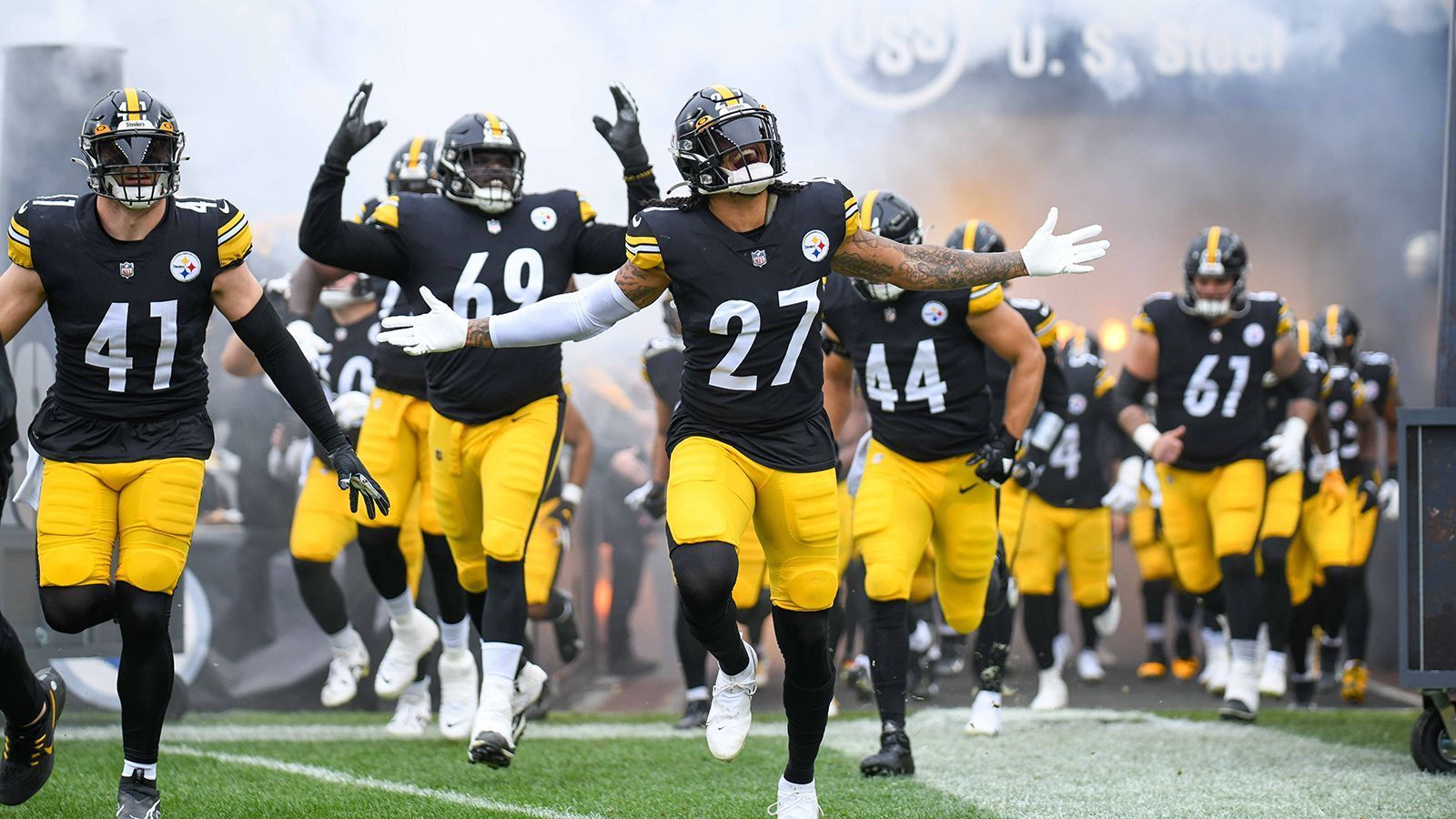 
                <strong>Pittsburgh Steelers</strong><br>
                &#x2022; Runde 1 (Trade mit Patriots): 14. Pick: Broderick Jones, Offensive Tackle, Georgia <br>&#x2022; Runde 2 (Trade mit Bears): 32. Pick: Joey Porter Jr. Cornerback, Penn State<br>&#x2022; Runde 2: 49. Pick: Keeanu Benton, Defensive Lineman, Wisconsin<br>&#x2022; Runde 3 (Trade mit Panthers und 49ers): Darnell Washington, Tight End, Georgia<br>&#x2022; Runde 4 (Trade mit Panthers und 49ers): 132. Pick: Nick Herbig, Linebacker, Wisconsin<br>&#x2022; Runde 7 (Trade mit Broncos und Vikings): 241. Pick: Cory Trice, Cornerback, Purdue<br>&#x2022; Runde 7 (Trade mit Rams): 251. Pick: Spencer Anderson, Offensive Guard, Maryland<br>
              