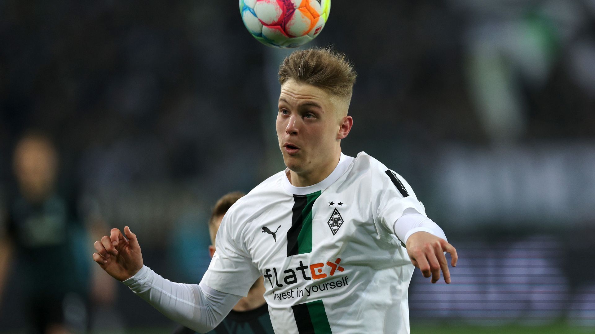 
                <strong>Luca Netz (Borussia Mönchengladbach)</strong><br>
                Kein klassischer Innenverteidiger, könnte aber die linke Position in einer Dreierkette übernehmen. Überzeugt seit seinem Wechsel von der Hertha zu Gladbach vor zwei Jahren mit seinem Offensivdrang und hat in dieser Zeit immerhin sieben Torvorlagen gegeben.
              