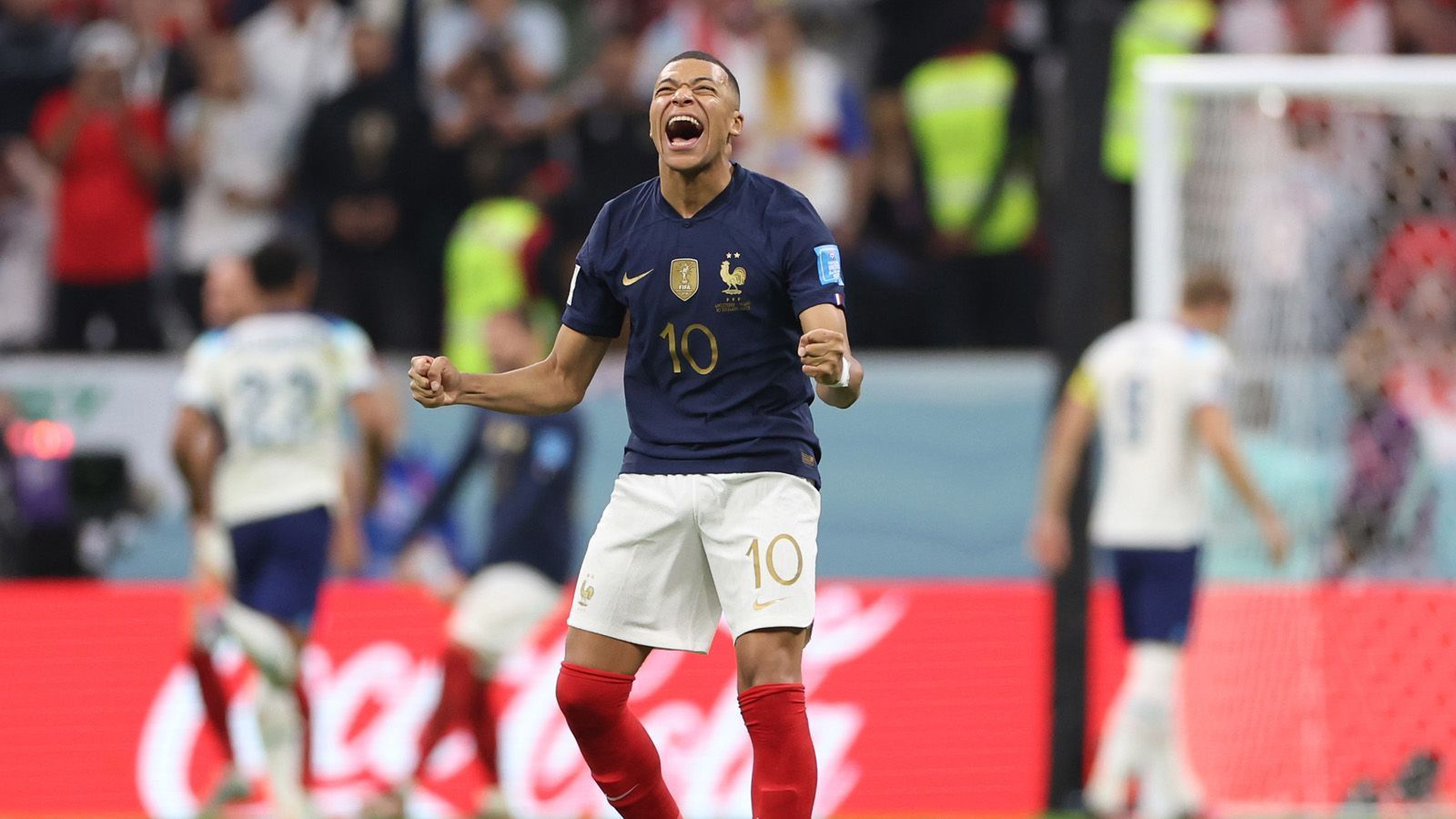 
                <strong>Platz 2: Frankreich aka der Titelverteidiger</strong><br>
                Irgendwie hat man das Gefühl, "Les Bleus" investieren nur so viel wie sie müssen. So war es in der Vorrunde gegen Dänemark, im Achtelfinale gegen Polen und besonders im Viertelfinale gegen England. Die Franzosen – die Meister des Minimalismus, mit genialen Einzelspielern. Allerdings auch immer wieder gut für mannschaftsinternen Zoff, wie zuletzt um Benjamin Pavard. Die fehlende Geschlossenheit könnte ausschlaggebend sein, dass es diesmal nicht zum ganz großen Coup reicht.
              