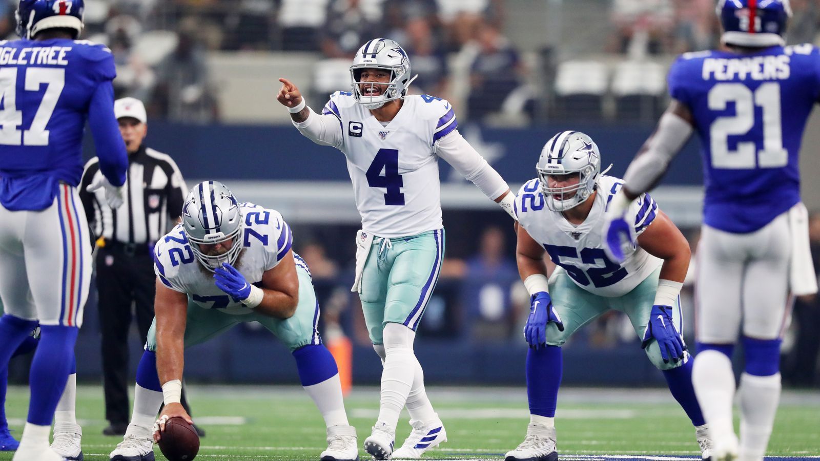 
                <strong>Gewinner: Dak Prescott</strong><br>
                Im Duell der Dallas Cowboys gegen die New York Giants schwang sich Quarterback Dak Prescott zu einer der besten Leistungen seiner noch jungen Karriere auf. 25 von 32 angebrachte Pässe für 405 Yards, vier Touchdowns und keine Interceptions sprechen eine deutliche Sprache. Mit Michael Gallup und Amari Cooper landeten zwei Passempfänger bei über 100 Receiving Yards. Prescott sammelt damit beste Argumente für seine sich ziehende Vertragsverlängerung und bewies, dass die Cowboys auch an einem ruhigen Tag von Star-Running-Back Ezekiel Elliott (13 Attempts, 52 Rushing Yards, 1 TD) offensiv für Furore sorgen können.
              