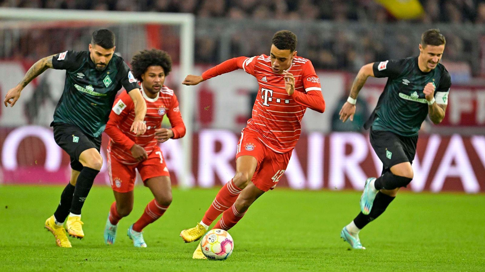 
                <strong>FC Bayern schlägt Werder Bremen deutlich - die Einzelkritik</strong><br>
                Der FC Bayern München demontiert den SV Werder Bremen vor heimischer Kulisse mit 6:1 - auch dank eines überragenden Serge Gnabry. ran präsentiert euch die Noten der Bayern- und auch der Bremen-Stars in der Einzelkritik.
              