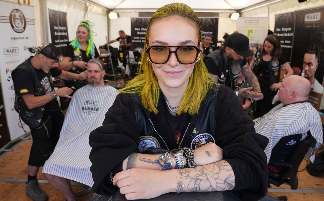 Frisch frisiert für den Matsch: Lisa von den "Barber Angels Brotherhood" engagiert sich für den guten Zweck.