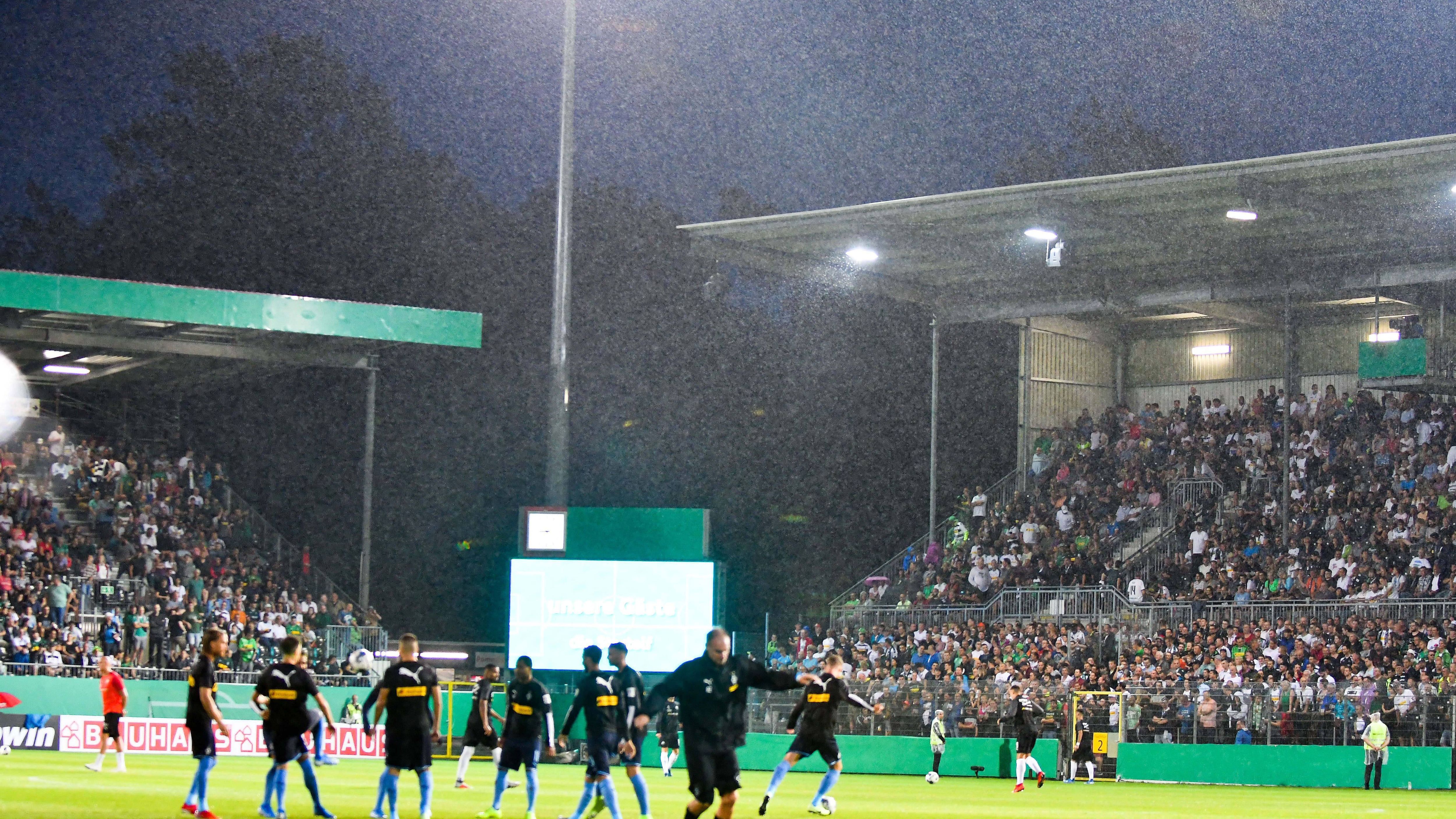 
                <strong>DFB-Pokal: Unwetter-Chaos in Sandhausen</strong><br>
                Jetzt geht es wohl doch weiter! Die Gladbacher wärmen sich bereits auf und der Anstoß soll tatsächlich gleich erfolgen!
              