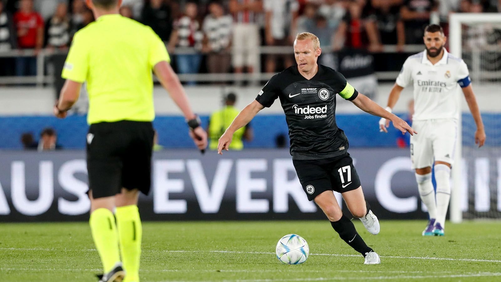 
                <strong>Sebastian Rode</strong><br>
                Bildet zusammen mit Sow die Achse im Mittelfeld und gibt hier den defensiveren Part. Gewohnt aggressiv in den Zweikämpfen, aber wird immer wieder überspielt. Muss seinen Platz in der 58. Minute für den offensiver denkenden Götze räumen. ran-Note: 4
              