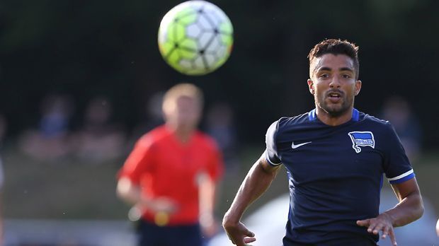 
                <strong>Sami Allagui (Hertha BSC)</strong><br>
                Sami Allagui (Hertha BSC): Sami Allagui von Hertha BSC kämpft seit mehr als sieben Monaten mit seinem Knie. Wegen eines Knorpelschadens hat der Stürmer in dieser Saison noch kein einziges Spiel auf dem Konto. Seit Mitte Februar tastet sich der Tunesier langsam heran und trainiert schon wieder mit dem Ball.
              