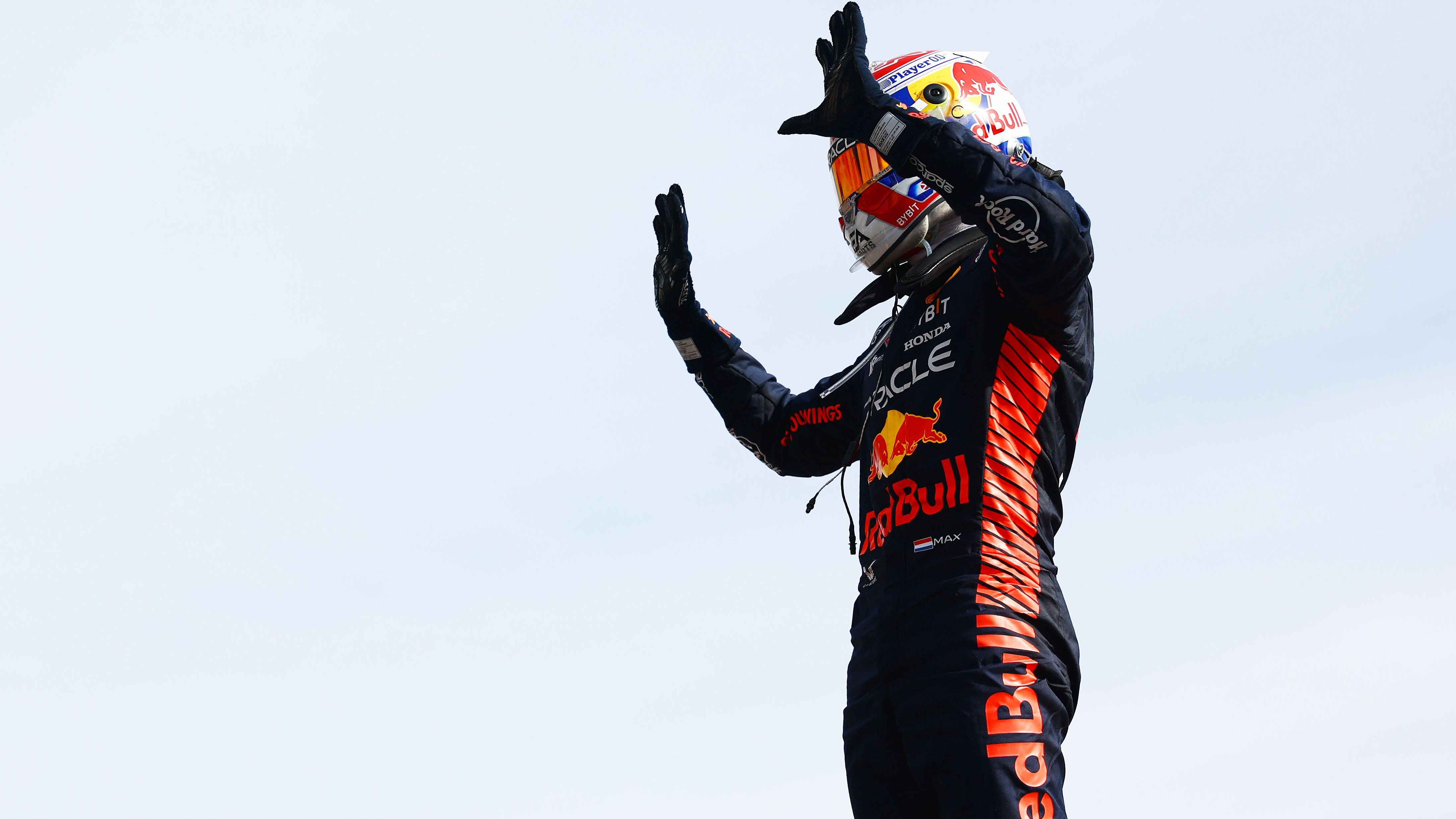 <strong>Gewinner: Max Verstappen</strong><br>Er zeigt es an: Zehn Rennen in Folge hat Verstappen in der Formel 1 gewonnen und damit den zehn Jahre alten Rekord von Sebastian Vettel überboten. In Monza war es für den Niederländer anfangs ein hartes Stück Arbeit, im intensiven Zweikampf mit Carlos Sainz bewies er allerdings Geduld und nutzte einen Fehler des Ferrari-Piloten im Stile eines Weltmeisters gnadenlos aus.