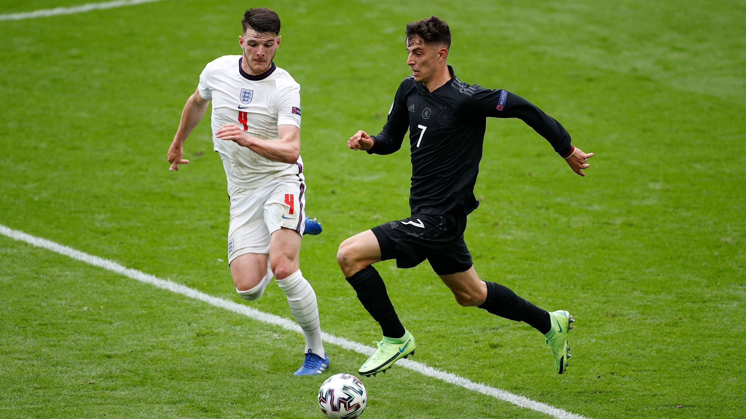 
                <strong>Kai Havertz (Deutschland)</strong><br>
                Deutschlands jüngster EM-Torschütze ist zu Beginn Dreh- und Angelpunkt, holt sich die Bälle auch sehr weit hinten ab. Sein früher Freistoß in Topposition wird geblockt. Mit einem sehenswerten Zuspiel eröffnet der Linksfuß Werner die Riesenchance. Vor dem eigenen Tor stört Havertz Maguire bei dessen Kopfball zu spät. Kurz nach Wiederbeginn zwingt der Chelsea-Star Pickford per Direktabnahme zur Glanzparade. ran-Note: 2
              