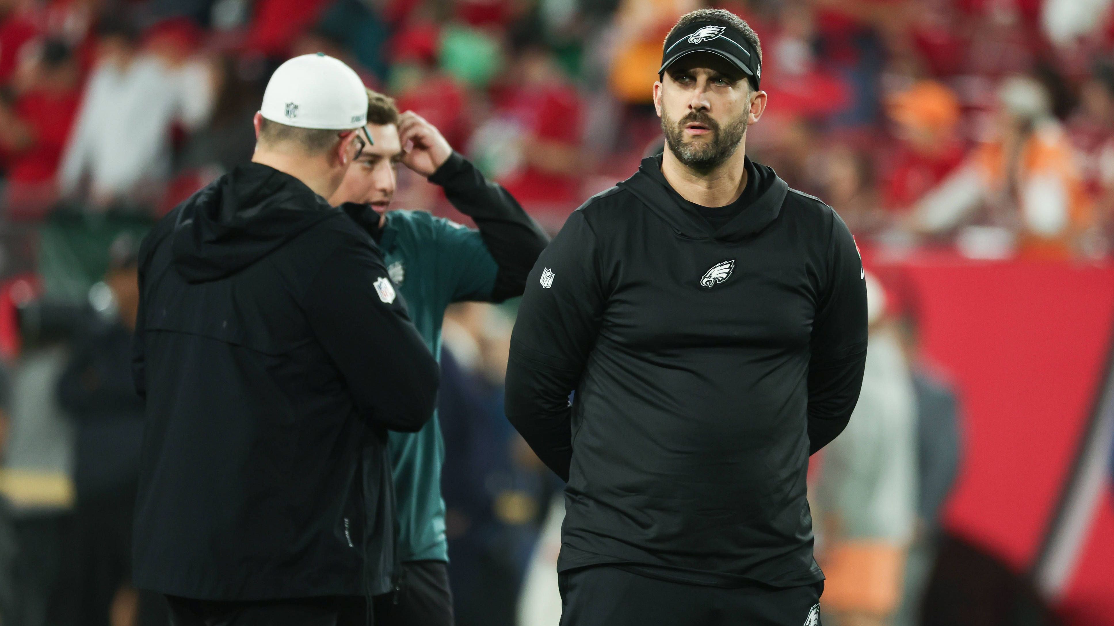 <strong>Verlierer: Nick Sirianni (Philadelphia Eagles)</strong><br>Das Aus des letztjährigen Super-Bowl-Teilnehmers gegen die Bucs war der Tiefpunkt einer Pleitenserie, die schon in mitten in der Regular Season ihren Anfang nahm. Auf unerklärliche Weise war das Selbstverständnis eines Titel Contenders auf einmal weg, Superstars wie Quarterback Jalen Hurts und Wide Receiver A.J. Brown verloren völlig den Faden. <a data-li-document-ref="346329" href="https://www.ran.de/sports/philadelphia-eagles-nick-sirianni-krise-playoffs-niederlage-buccaneers-entlassung-head-coach-kommentar-346329">Die Verantwortung dafür muss Coach Sirianni übernehmen</a>.