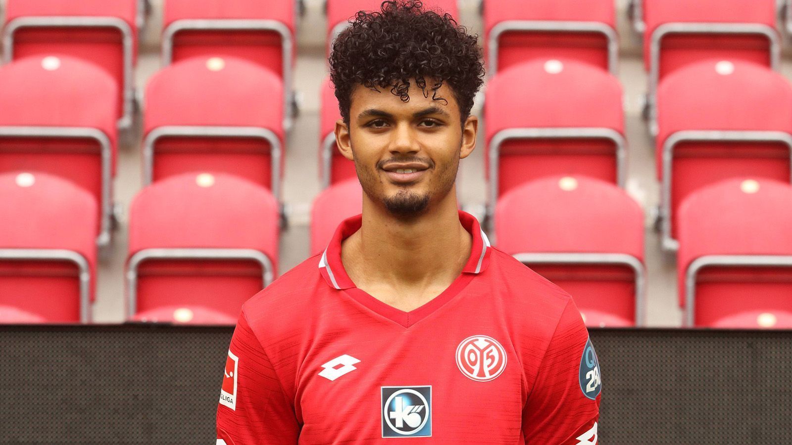 
                <strong>Größter Spieler</strong><br>
                Aaron Seydel (Mainz 05, Sturm): 1,99 Meter
              